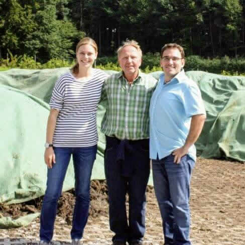 Roland Ulrich, Jordi Querol Y Julia Querol En La Elaboración De Compost Orgánico Biodinámico