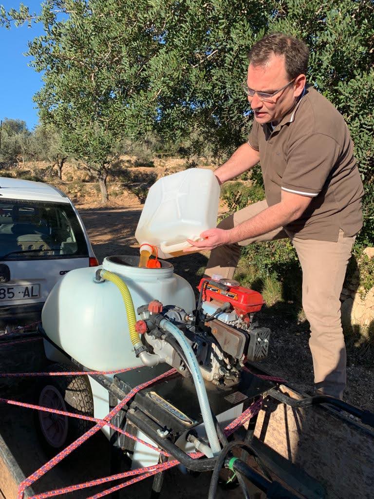 Jordi Querol Llenando Depósito De Bioestimulante De Manzanilla De Dreiskel