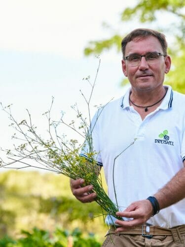 Jordi Querol Sosteniendo Plantas Para Bioestimulantes